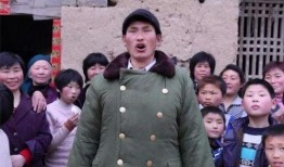 爆料大衣哥玩手机视频,揭秘明星私下生活一面