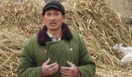 爆料大衣哥玩手机视频,揭秘明星私下生活一面